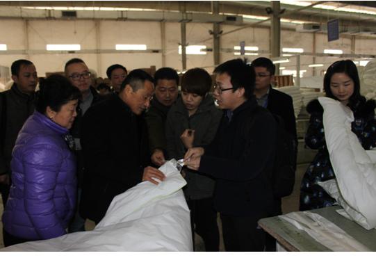中國羽絨工業(yè)協(xié)會姚小蔓理事長、京東商城服飾家居事業(yè)部周總一行到鴻潤考察指導