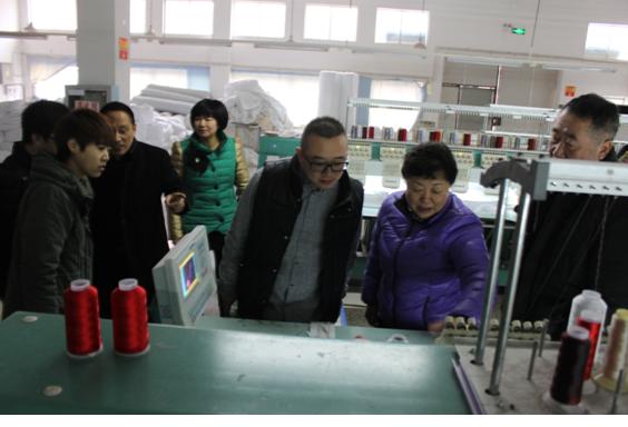 中國羽絨工業(yè)協(xié)會姚小蔓理事長、京東商城服飾家居事業(yè)部周總一行到鴻潤考察指導